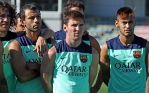 Neymar next to Lionel Messi and Mascherano, in Barça training