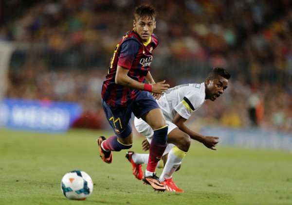 Neymar dribbling an opponent in Barcelona vs Santos