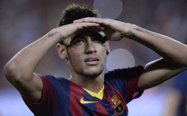 Neymar looking for his girlfriend and family in Camp Nou