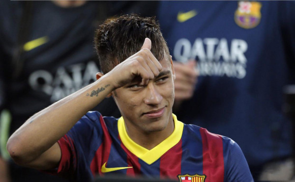 Neymar putting his thumbs up in Barcelona