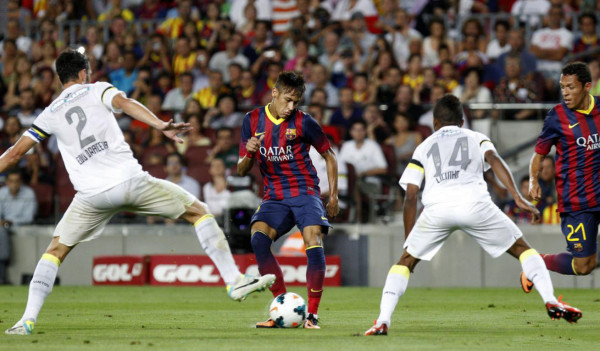 Neymar shooting at goal, in Barcelona 2013-2014