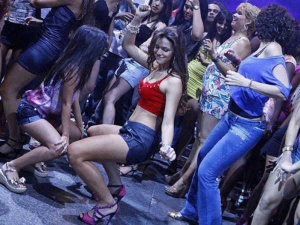 Bruna Marquezine sexy moves, dancing funk in a night club
