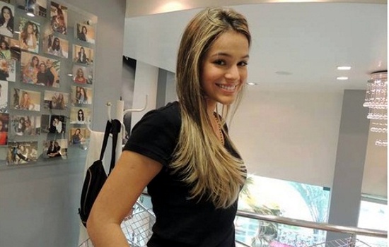 Bruna Marquezine with blonde hair