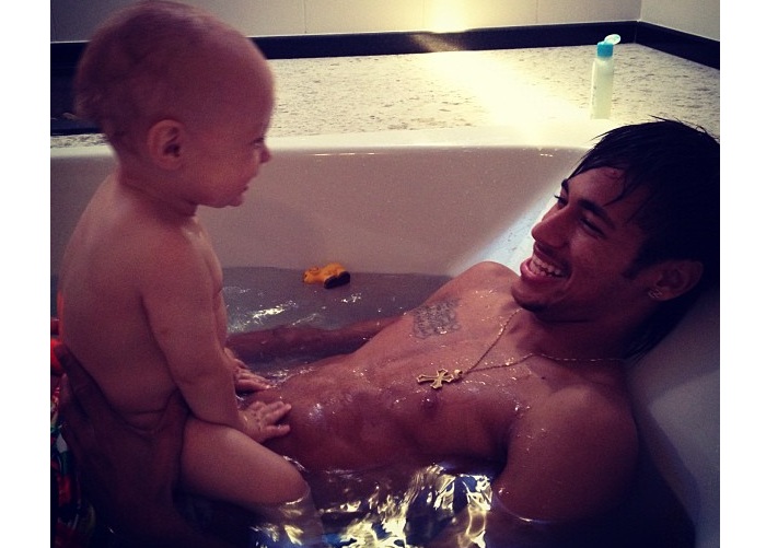 Neymar shirtless taking a bath with his son David Lucca