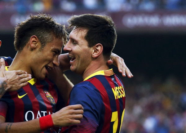 Neymar hugging Lionel Messi in Barcelona vs Real Madrid