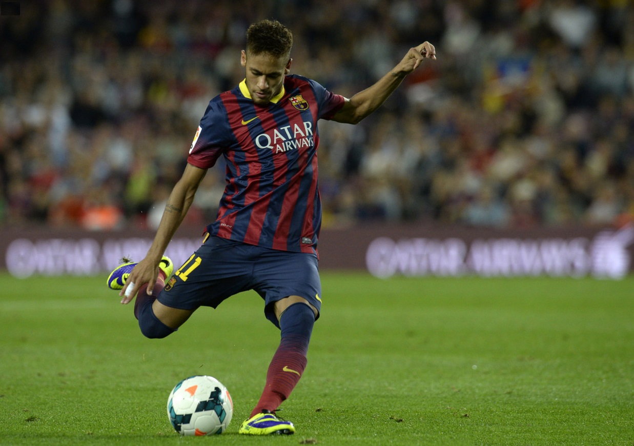Neymar Jr. shooting with his right-foot, in Barcelona vs Valladolid