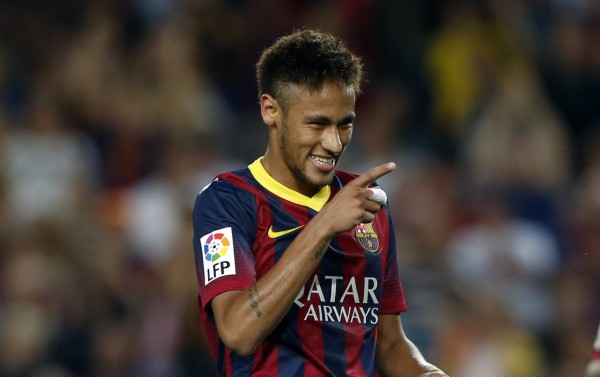 Neymar pointing to a Barcelona teammate