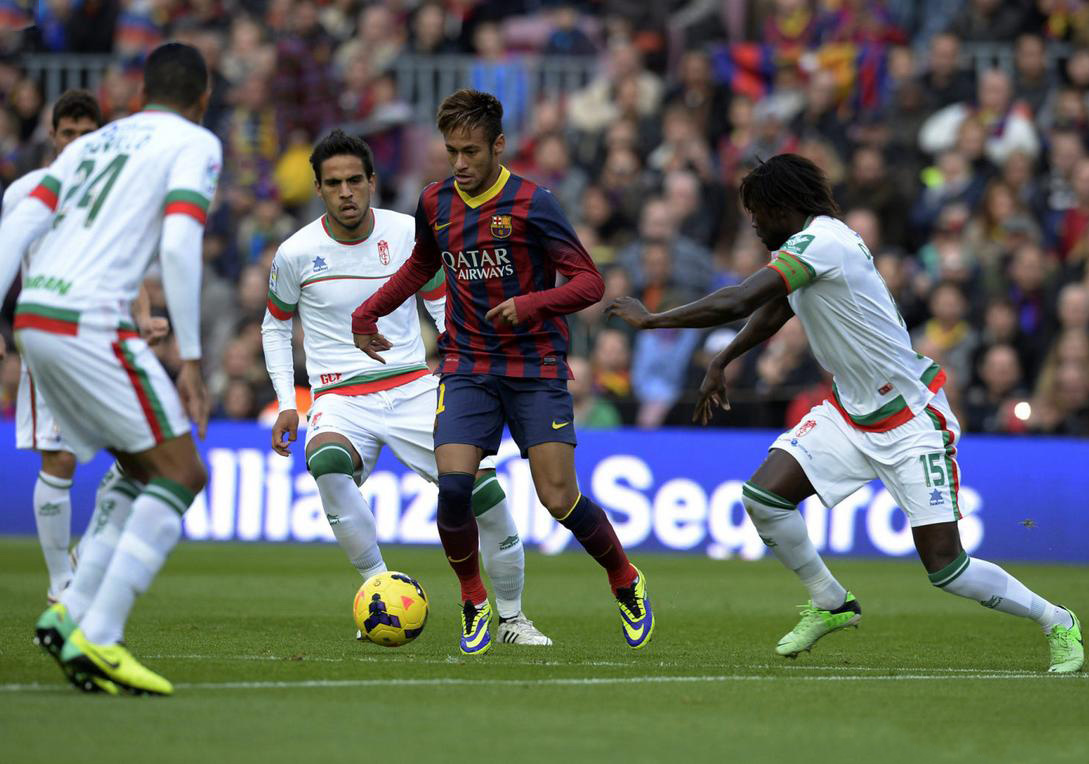 Neymar surronded by defenders in a game for Barcelona in 2013-2014