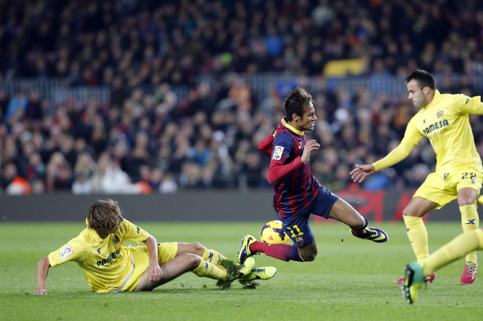 Neymar being tackled from behind, in Barcelona vs Villarreal