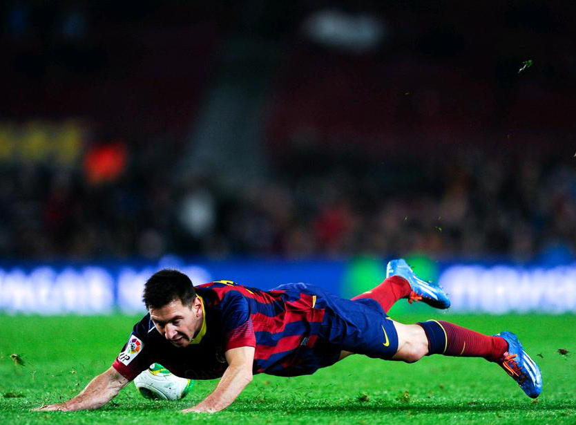 Lionel Messi falling to the ground, in Barcelona 2014