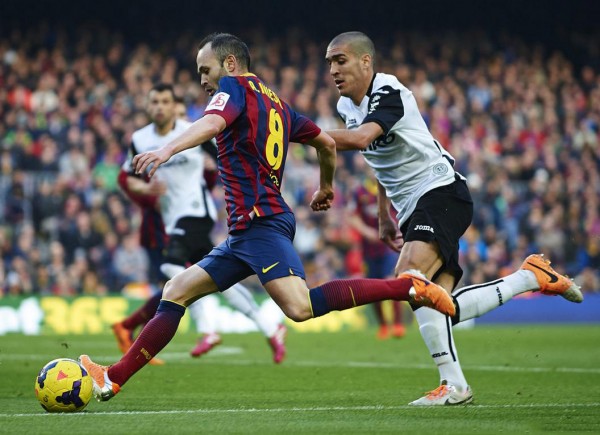 Andrés Iniesta playing in Barcelona vs Valencia