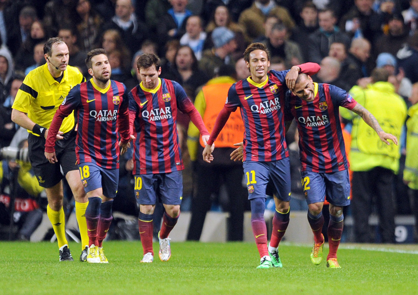 Jordi Alba, Messi, Neymar and Daniel Alves celebrate victory in England, in UCL gane night