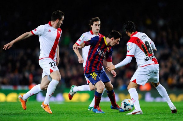 Lionel Messi dribbling several defenders