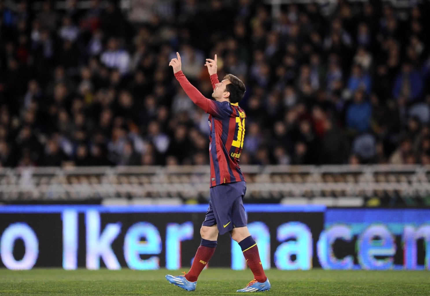 Lionel Messi pointing his two fingers to the sky