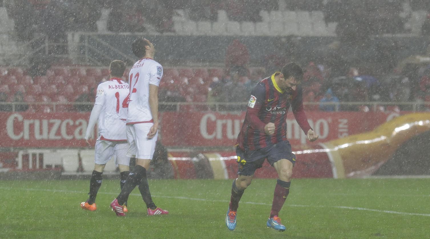 Messi playing soccer in the rain