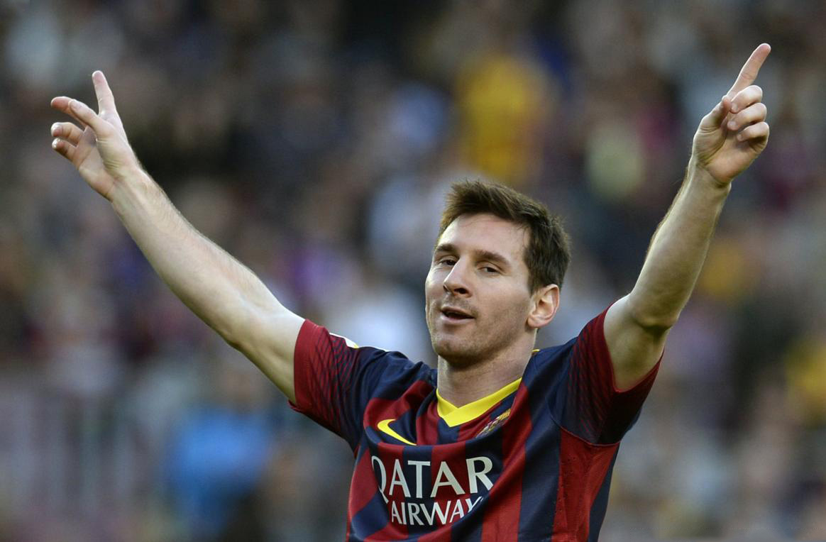 Lionel Messi raising his two arms to celebrate a goal