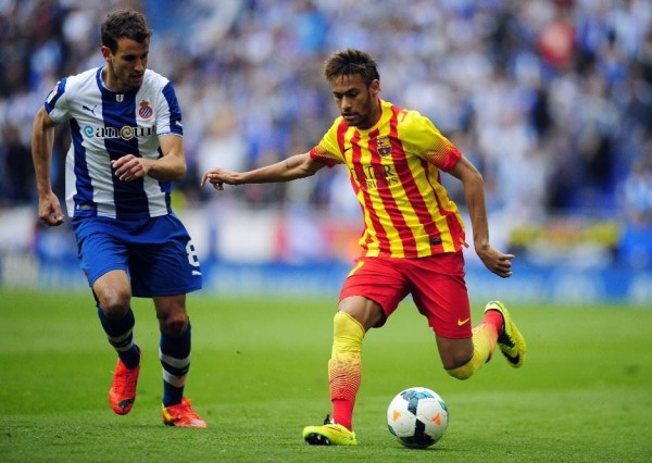 Neymar playing with Barcelona away kit