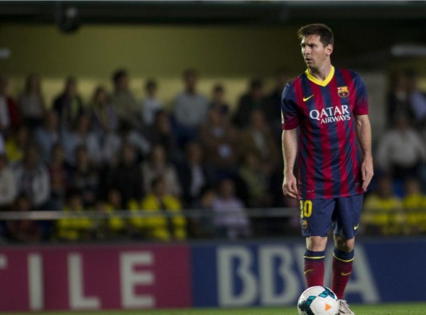 Lionel Messi getting ready to take a free-kick