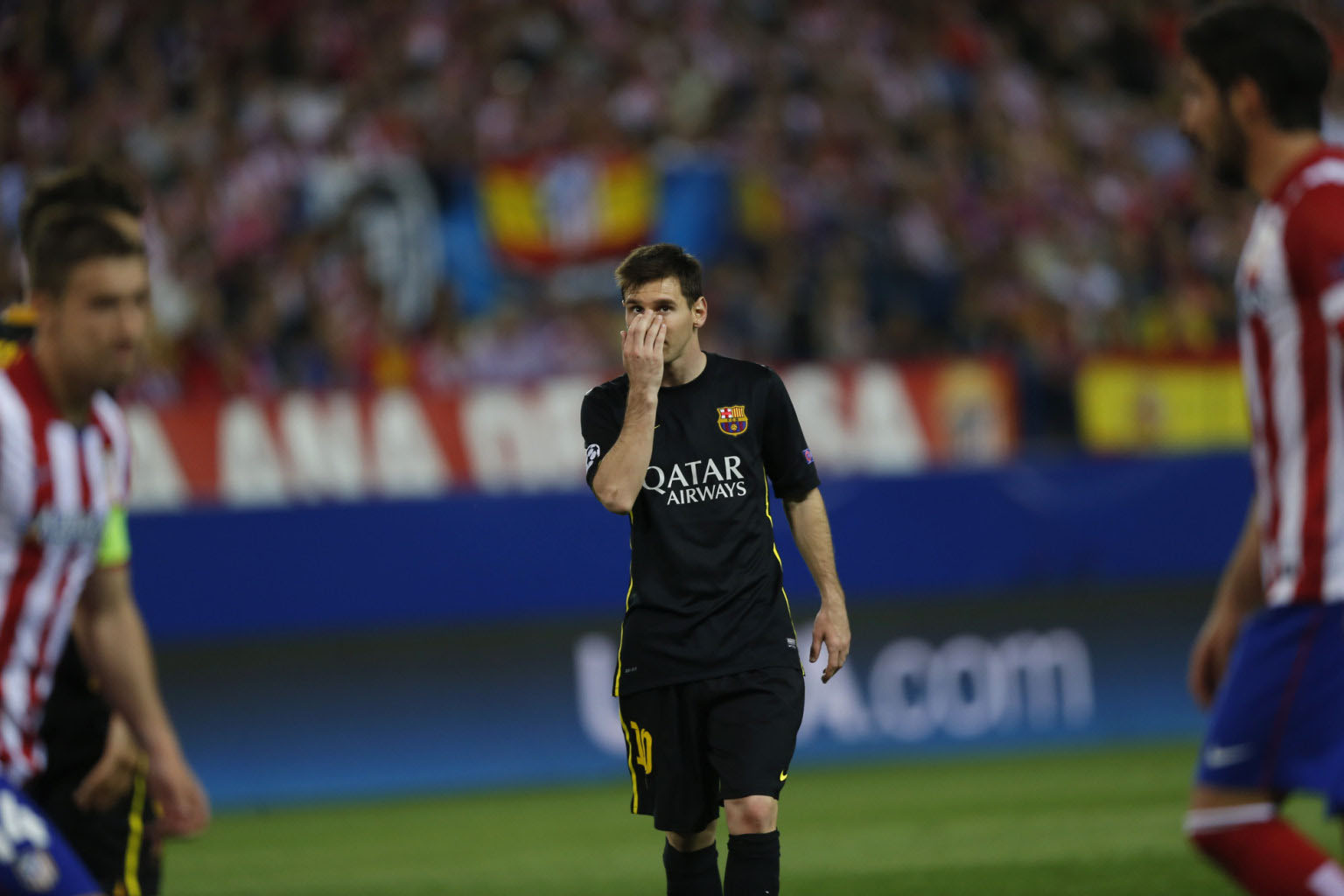 Messi covering his mouth against Atletico Madrid