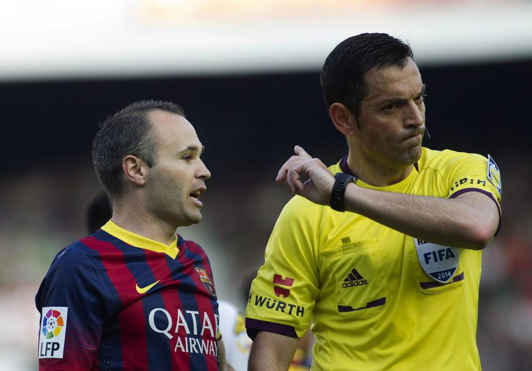 Iniesta complaining to the referee