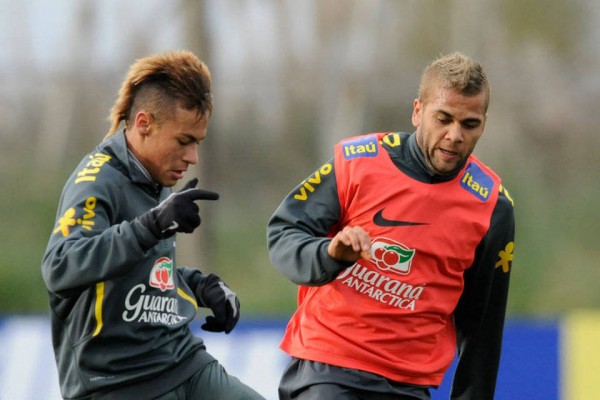 Neymar and Daniel Alves in a Brazilian National Team practice