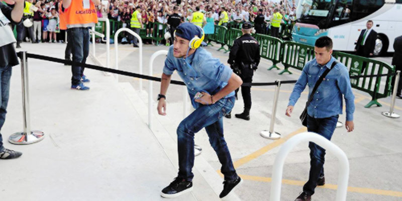 Neymar arriving to the stadium in great style