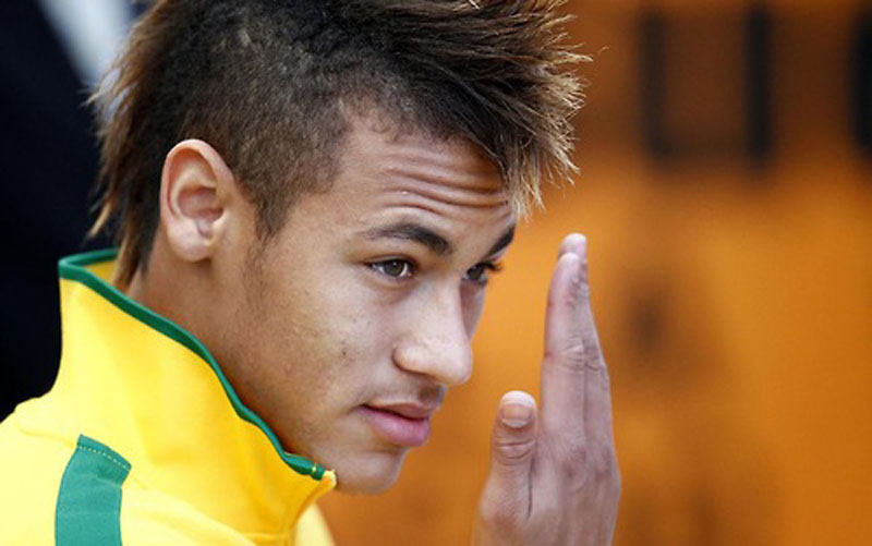 Neymar combing his hair