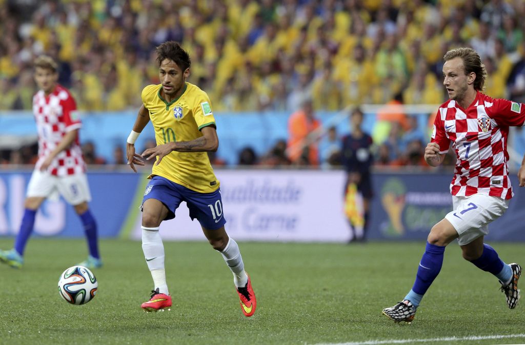 Neymar being chased by Ivan Rakitic in Brazil 3-1 Croatia