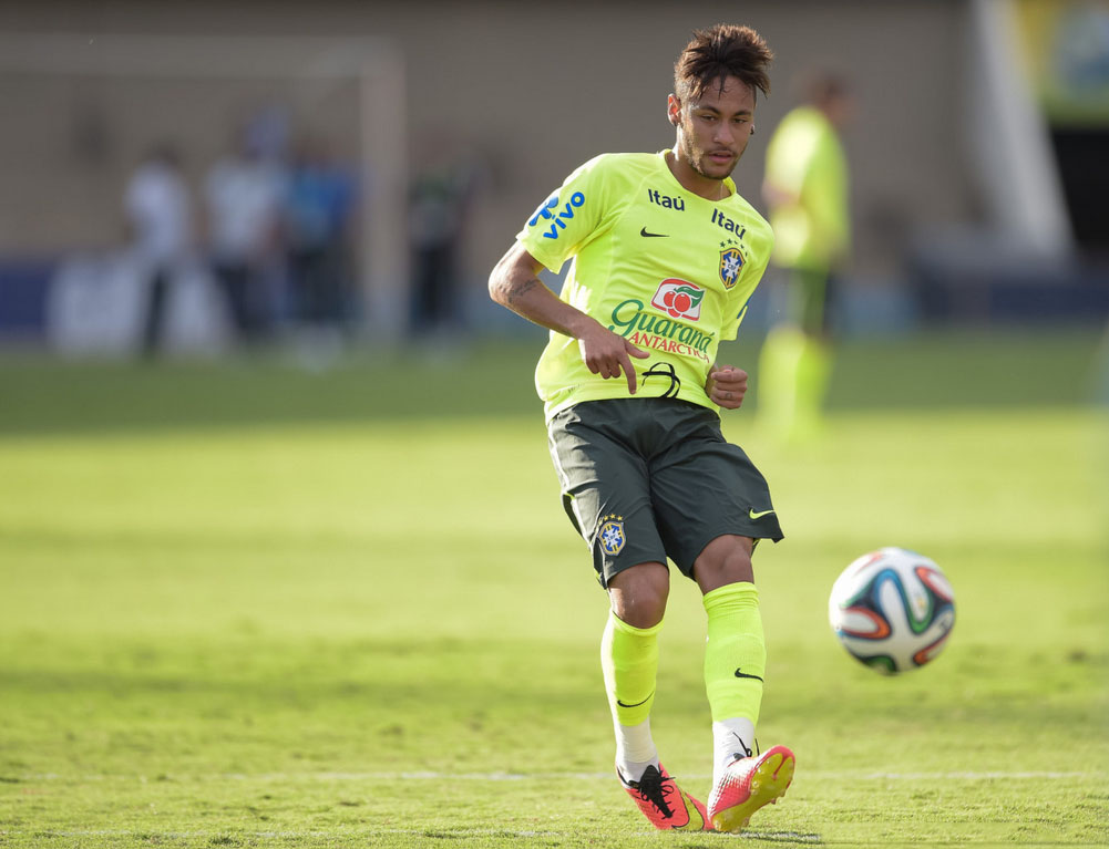 Neymar passing the ball