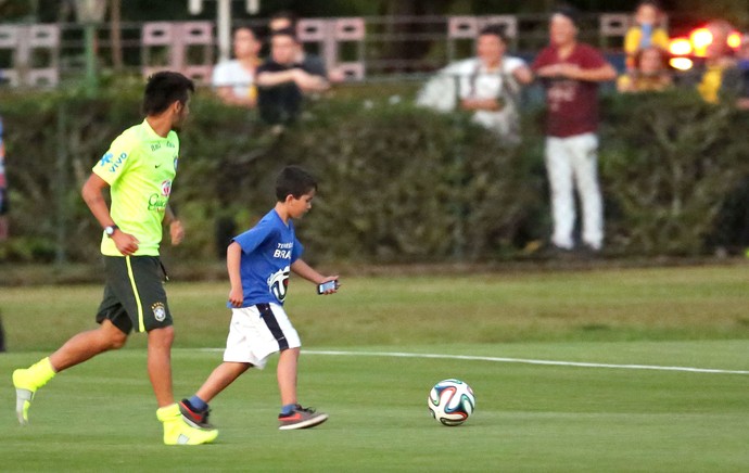 Neymar playing football with little kid far, after he had invaded the pitch