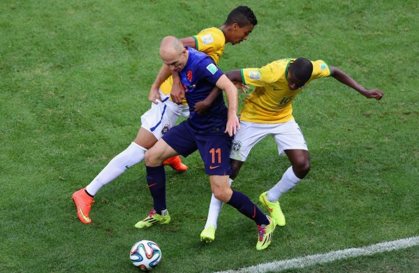 Arjen Robben protecting the ball in Brazil vs Netherlands