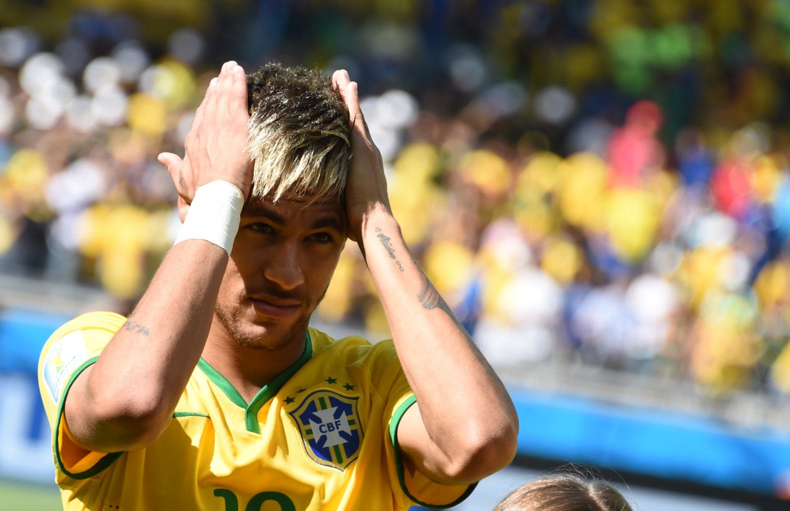 Neymar combing his new hair style, in the 2014 FIFA World Cup