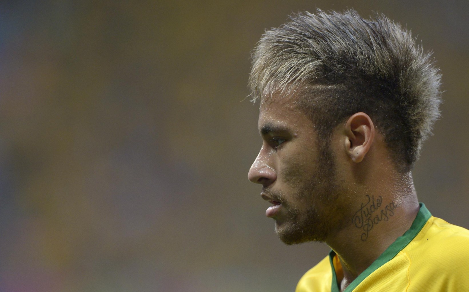 Neymar neck tattoo saying Tudo Passa