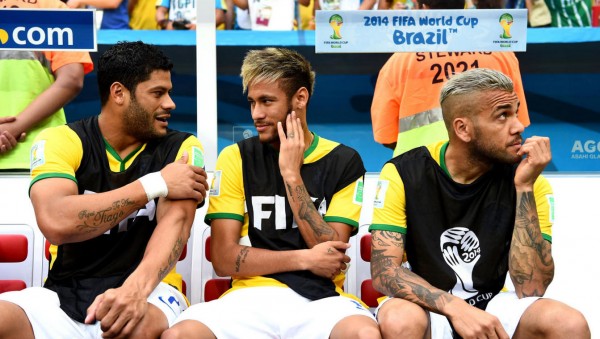 Neymar seating next to Hulk and Daniel alves, in the bench of Brazil vs Netherlands