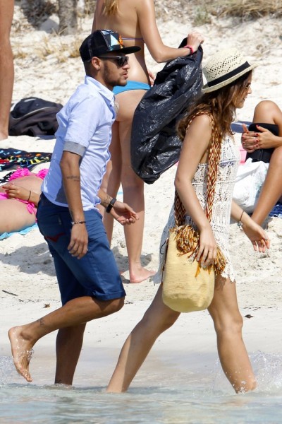 Neymar walking on the beach next to his girlfriend Bruna Marquezine, in the summer of 2014