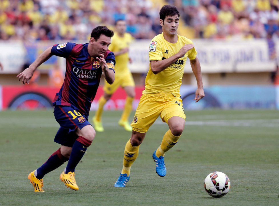 Lionel Messi chasing the ball in Barcelona vs Villarreal
