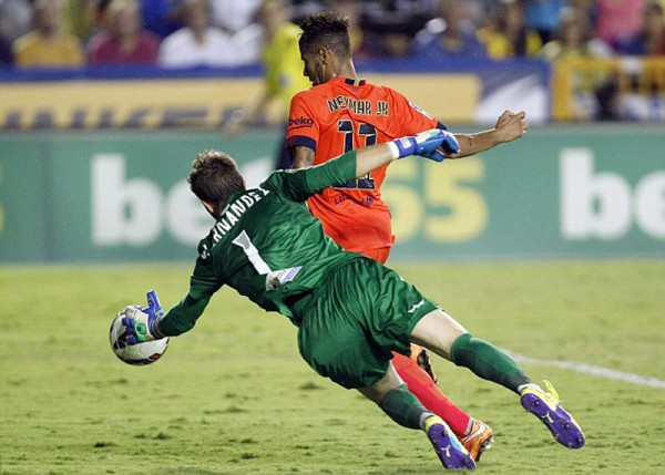 Neymar dribbling Levante's goalkeeper