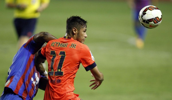 Neymar fighting for the ball, in Levante vs Barcelona
