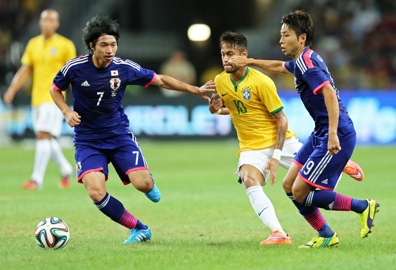 Neymar dribbling Japanese defenders