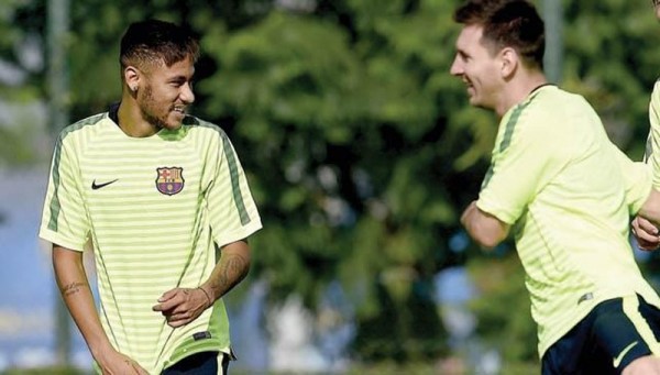 Neymar looking at Messi in training