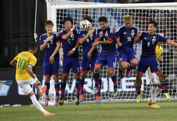 Neymar taking a free-kick in Japan 0-4 Brazil