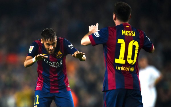 Neymar bowing to Lionel Messi, after he broke Zarra's scoring record in La Liga