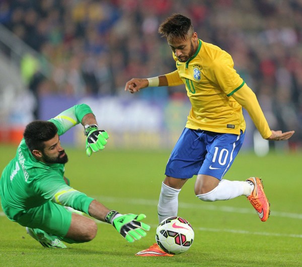 Neymar dribbling a Turkish goalkeeper