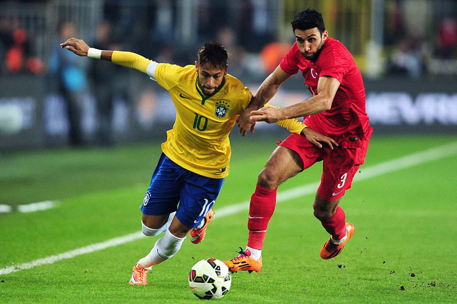 Neymar getting past a defender, by using his speed