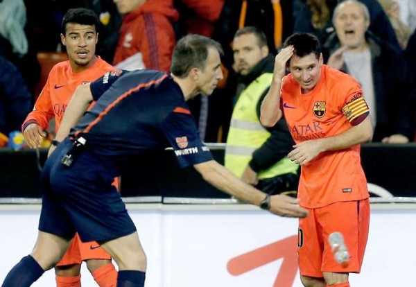 Lionel Messi reaction after being hit by a bottle in the Mestalla
