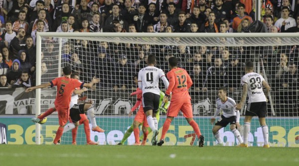 Sergio Busquets winning goal in Valencia 0-1 Barcelona