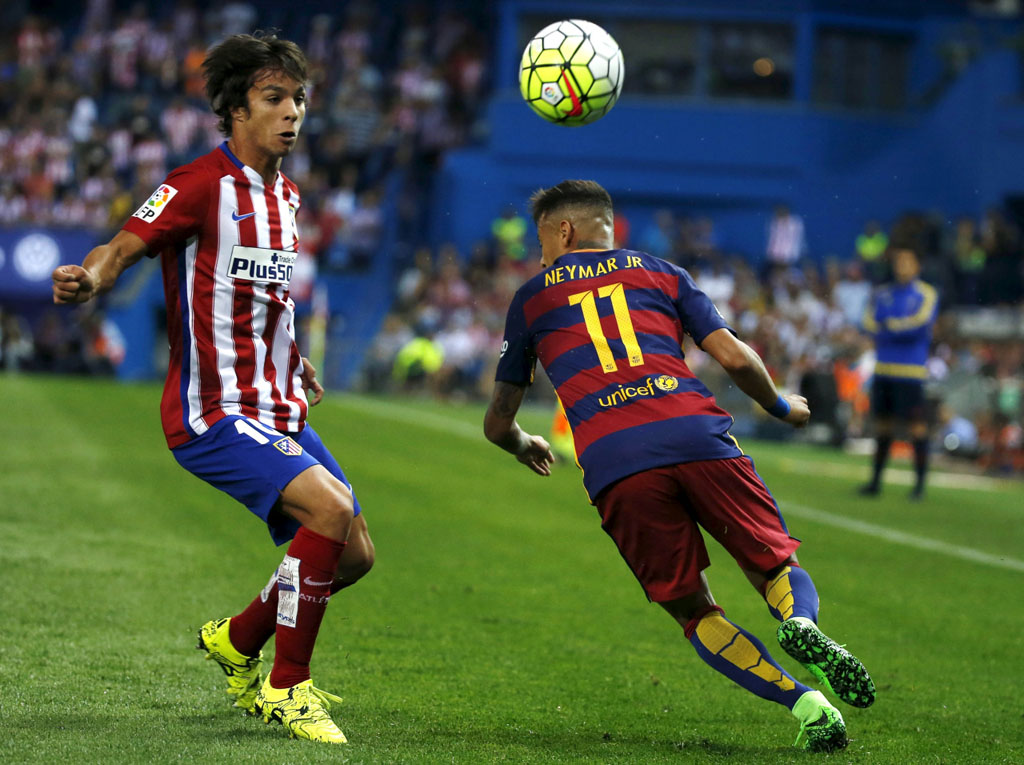 Neymar dribbling Oliver Torres in Atletico Madrid vs Barcelona