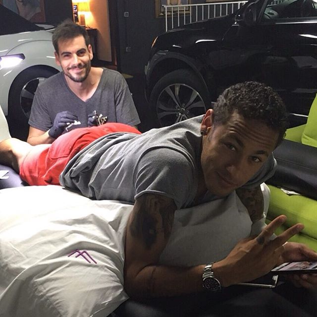 Neymar getting a new tattoo in Spain