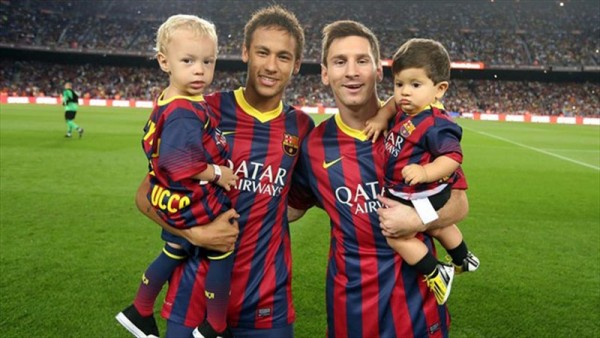 Neymar and Messi holding their sons