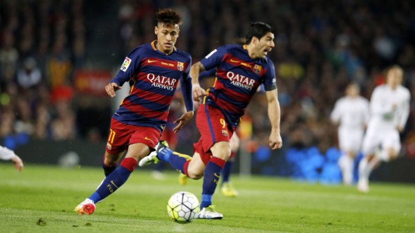 Neymar moving the ball forward in El Clasico